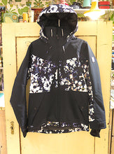 Load image into Gallery viewer, Roxy Snowjacket- black flowers
