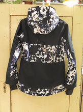 Load image into Gallery viewer, Roxy Snowjacket- black flowers
